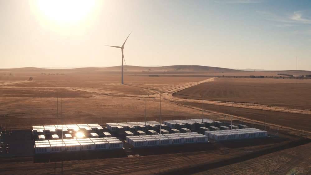 Un miliardar britanic se ia la întrecere cu Elon Musk pentru cea mai mare baterie din lume