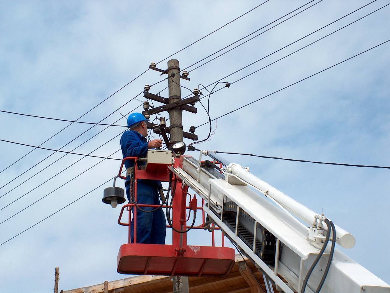 EXCLUSIV. Mulți clienți ai Electrica și Telekom ar putea rămâne fără cablu TV