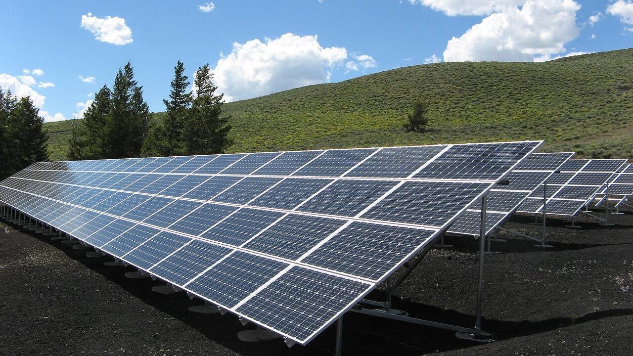 De câtă energie solară e nevoie în România pentru a fierbe şi vopsi ouăle de Paști