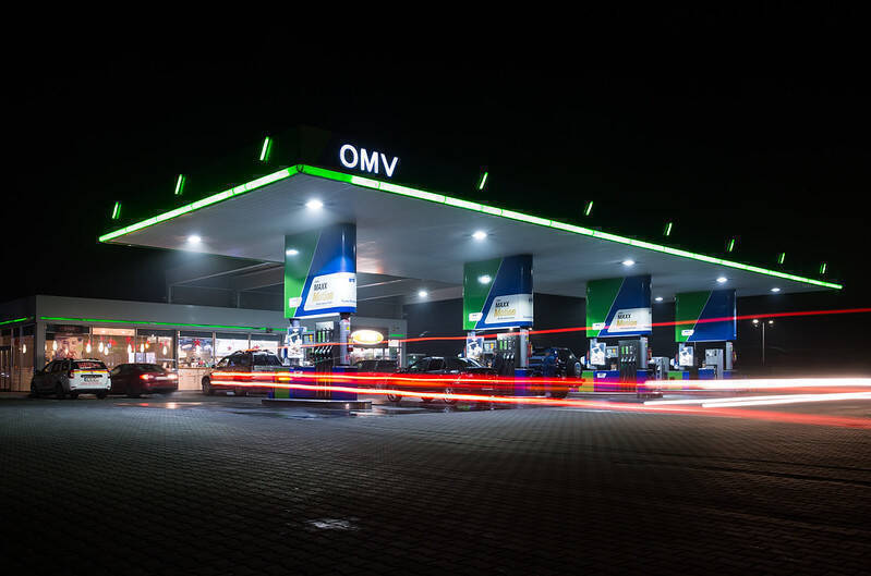 OMV Petrom și Enel X vor instala 10 stații de reîncărcare rapidă pentru mașini electrice în benzinăriile din România