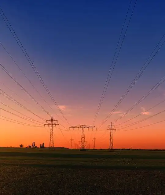 sursa foto: https://pixabay.com/photos/sunset-countryside-power-lines-3442835/