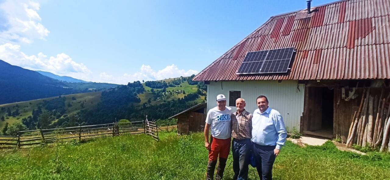 Asociația Energia Inteligentă aprinde lumina în cătune izolate din Munții Rodnei