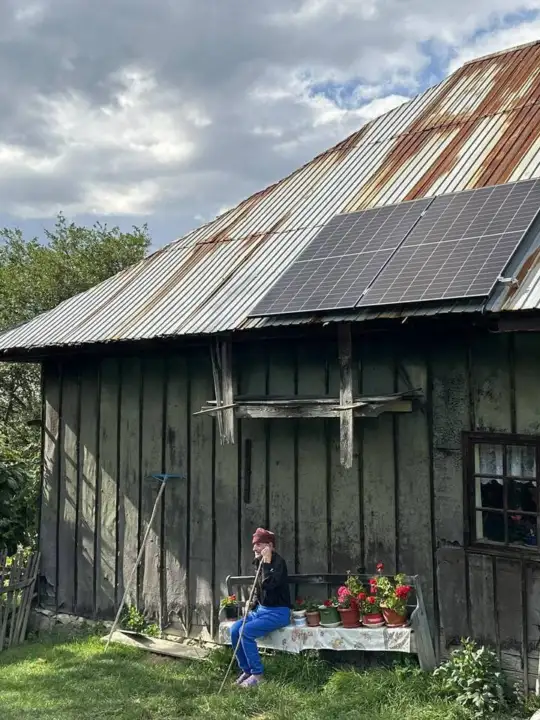 Gospodărie din Prundu Bârgăului, aflată în sărăcie energetică, unde Asociația Energia Inteligentă a instalat panouri fotovoltaice - foto: NewsEnergy.ro