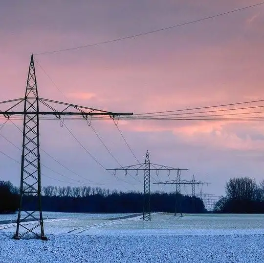 energie, retele electricitate - sursa foto: Pixabay.com (https://pixabay.com/photos/field-high-voltage-pylons-7816810/)