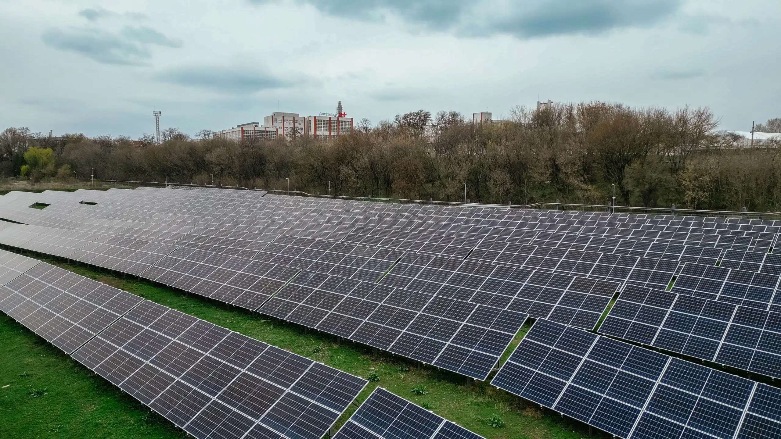 Parapet a finalizat construcția unui parc fotovoltaic de 2,5 MW pentru Antibiotice Iași, proiect cu finanțare PNRR