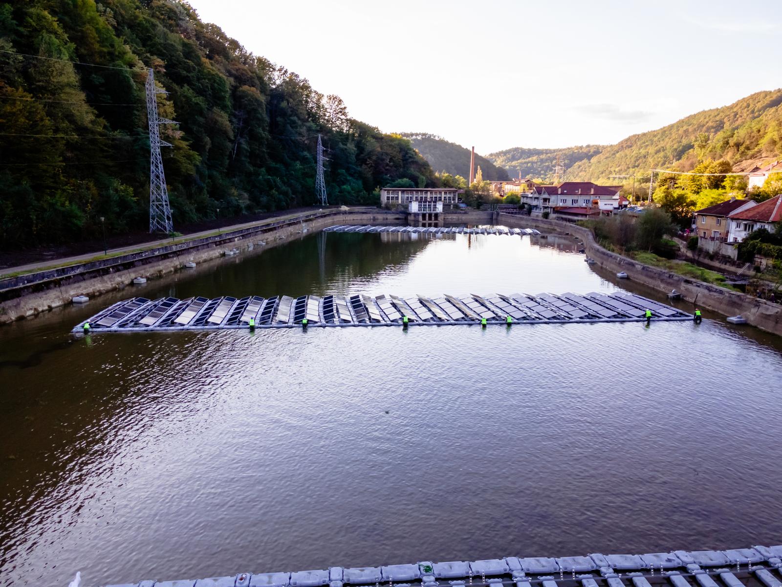 Prima centrală fotovoltaică flotantă de scară mare din România, pe Lacul Grebla  // VIDEO