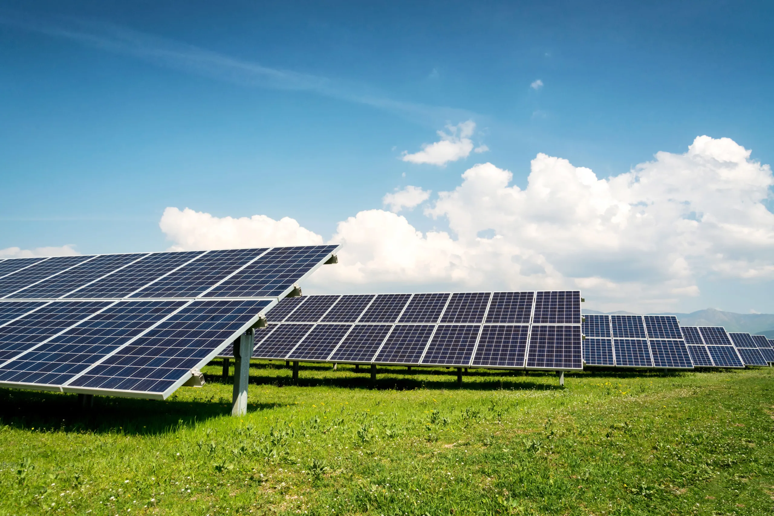 OMV Petrom și CE Oltenia au început construcția parcurilor fotovoltaice cu o capacitate totală de ~550 MW